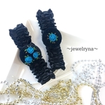 おしゃれなアシンメトリー刺繍花　アームバンド　ブルー（還暦祝い　お誕生日　プレゼント　ギフト　贈り物　お母さん　長寿　お祝い　バンド　袖　ゴムバンド）
