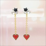 ハートが揺れる猫モチーフピアス・ロングタイプ（黒猫・ビジュー・赤）