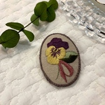 パンジーの刺繍ブローチ