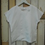 白いリネンのＴシャツ風ブラウス（Ｖ）。