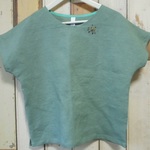 草色リネンのＴシャツ風ブラウス（丸）。
