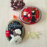 【オーダー企画4名様承り】手刺繍ブローチ「違いが分かる男☕」・「黒猫のTearoom🌿