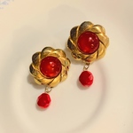 レトロフラワー釦とチェコビーズの真っ赤なピアス