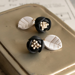 葉っぱが揺れる丸い花のピアス/イヤリング（黒）