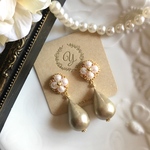 パールのお花とペーパーマッシェのピアス／イヤリング　シャンパンゴールド、クリスマス