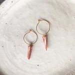 ダガーシェルのフープピアス サーモンピンク