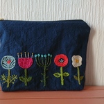 北欧風刺繍　　藍色のマチありポーチ