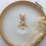 うさぎおめかし刺繍ブローチ(ベージュ)