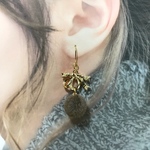 リボンチャームとファーボールのピアス（ブラウン）