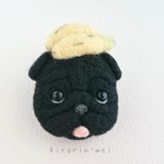バナナと黒パグのブローチ