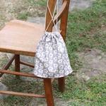 マチ付き巾着★北欧風　お花がいっぱい　グレー
