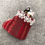 刺繍ブローチ　プレゼントを届ける猫さん　ぶち