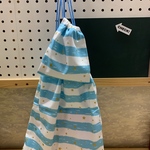 ブルーのストライプの体操服入れとコップ袋