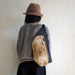 岡山デニムとエコファーのワンショルダーボディバッグ 　バンビ柄キャメル