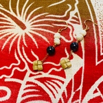 ハワイアンプカシェルとラウハラ編みパーツ&ブラックパールのピアス