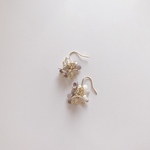 秋のフラワー小花ピアス