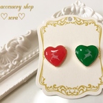 クリスマスカラーのハート型ピアス／イヤリング