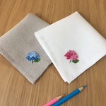 【送料無料：紫陽花の日記念】本紫陽花の手刺繍｜リネンハンカチ＠ミシン仕立て　＊名入れ／サイズ変更＊