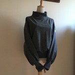 圧縮ウールニットで作ったハイネックふわ袖プルオーバー