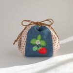 コロンと丸い巾着袋 リバーシブル《いちご刺繍×デニム》Sサイズ