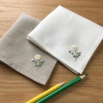 白いマーガレット｜手刺繍仕立てのハンカチ