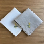 繊細顔のミモザ｜手刺繍で仕立てたリネンのハンカチ *名入れ＆サイズ変更可*