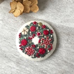 刺繍のブローチ クリスマスリース