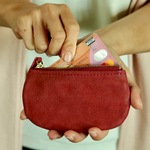 ほっこりだけど機能的！手のひらに収まるレザーコンパクト財布（キーチェーン付き）【Red 】