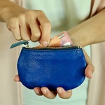 ほっこりだけど機能的！手のひらに収まるレザーコンパクト財布（キーチェーン付き）【Marine Blue】
