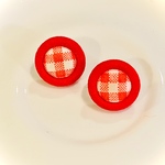 真っ赤なトロくるみぼたんの耳飾り