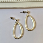 マットなシルバーピアス