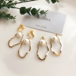 変形ゴールド×パールピアス／イヤリング ／樹脂／アレルギー対応／上品
