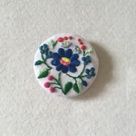 ハンガリー刺繍のブローチ