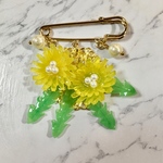 たんぽぽのカブトピンのブローチ