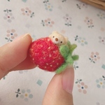 ＊いちごに乗っかるクマくん＊《羊毛フェルト》