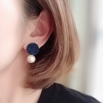 ビーズ刺繍✨つぶつぶビーズとコットンパールのお呼ばれピアス✨玉虫紺/ステンレスポスト/イヤリング
