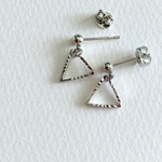 小さい三角ピアス