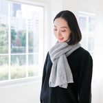 ニット、だけど織物みたいなマフラー　シルバーグレー