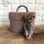 Tシャツヤーンのファーバッグ〈楕円〉モフモフタッセル付き　ズパゲッティバッグ　ニットバッグ