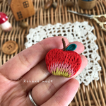 赤いリンゴの刺繍ブローチ　恋の味