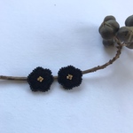  手刺繍　刺繍　刺しゅう　ビーズ　ピアス/イヤリング　花 フラワー  マットブラックｘゴールド