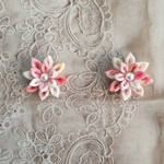 再販★つまみ細工花のチャームピンク×白