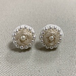 刺繍とパールビーズのピアス(生成り色)