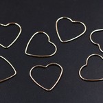 送料無料 20個 フレームパーツ ハート 25×26mm ゴールド M2358