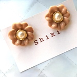 ピンクベージュレトロフラワーピアス/イヤリング