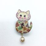 ネコちゃんウッドボタンのピンバッジ(スカーフ薄紫)