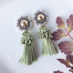 大ぶり　キラキラビーズ刺繍に　グリーンッセル　ハンドメイドピアス　ハンドメイドイヤリング