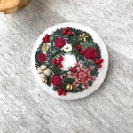 刺繍のブローチ クリスマスリース