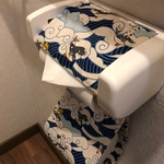 波猫のトイレットペーパーホルダー