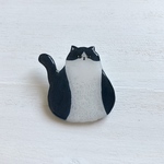 ハチワレにゃんこのブローチ
